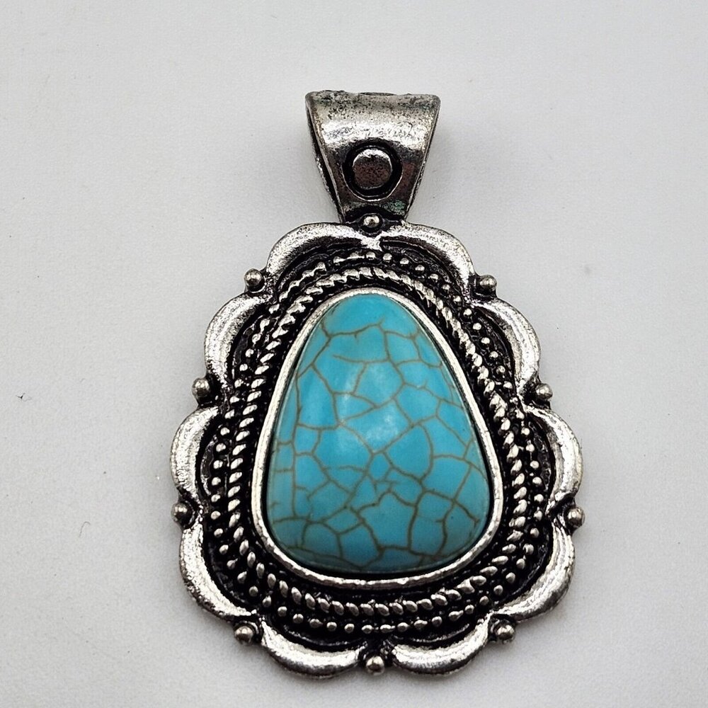 Nwt Faux Turquoise Silver Tone Southwestern‎ Style Pendant  Chuns Fashion